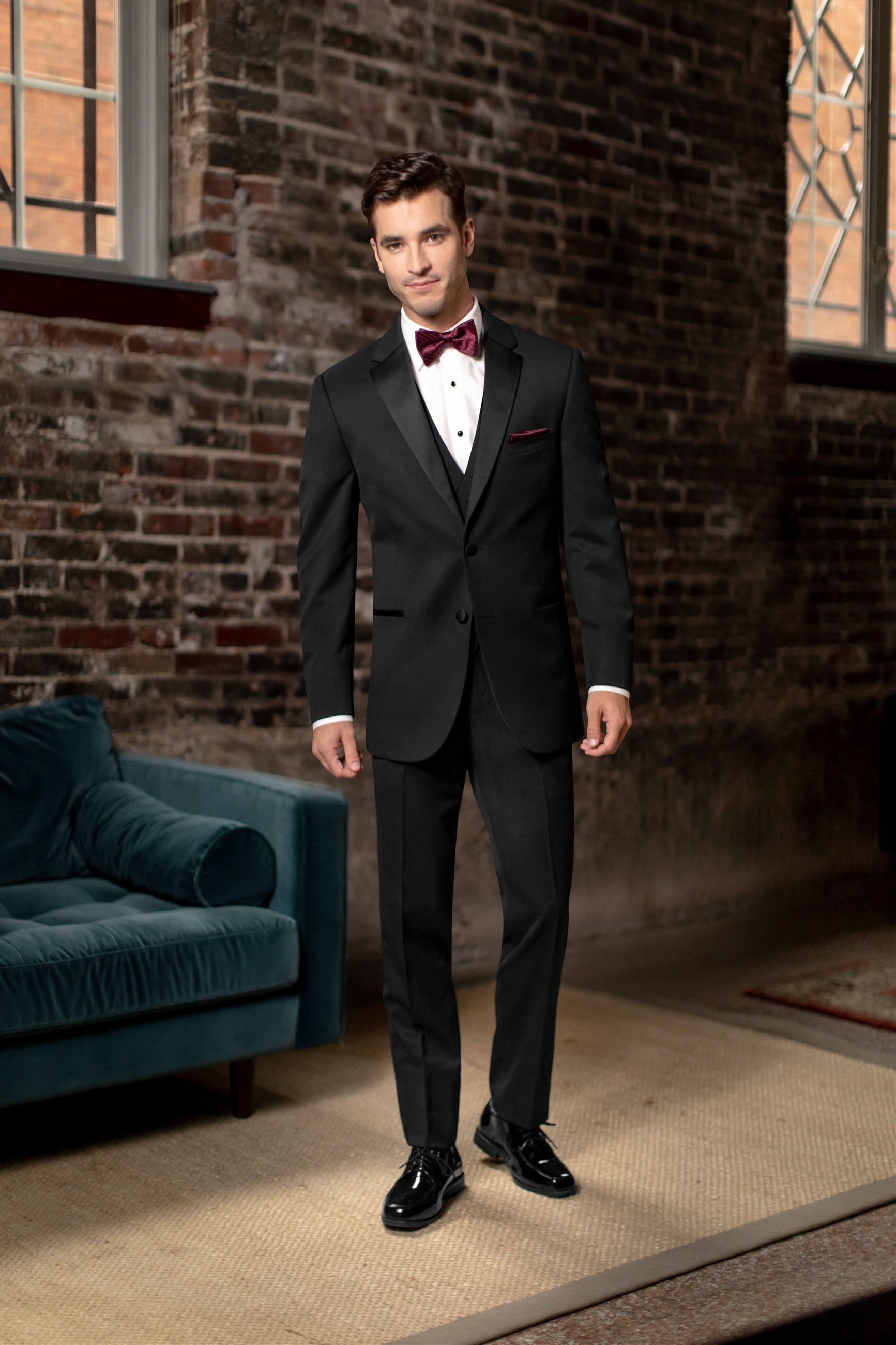 Groom in black tux with shiny colar